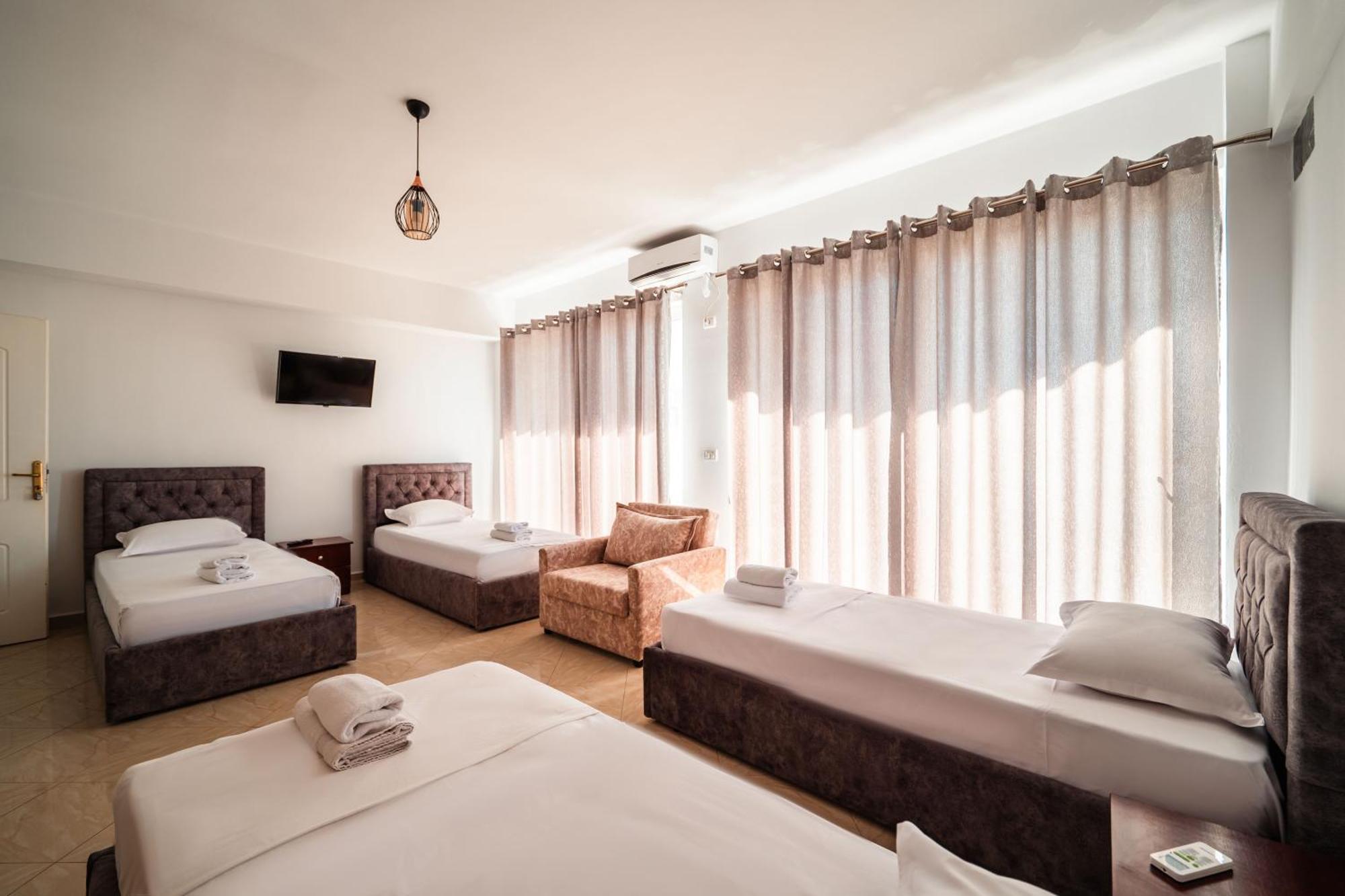 Alnes Hotel Sarandë Esterno foto