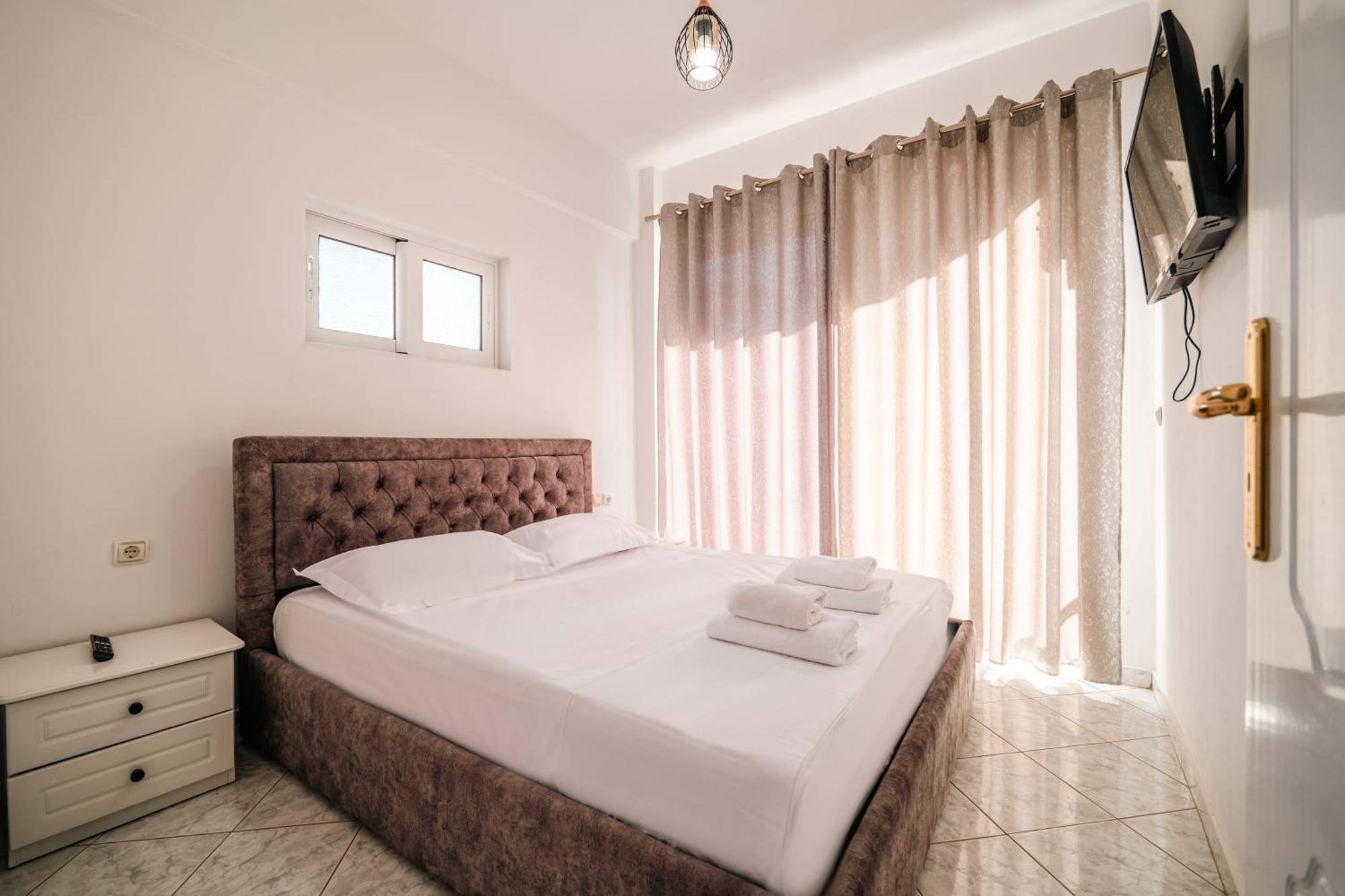 Alnes Hotel Sarandë Esterno foto
