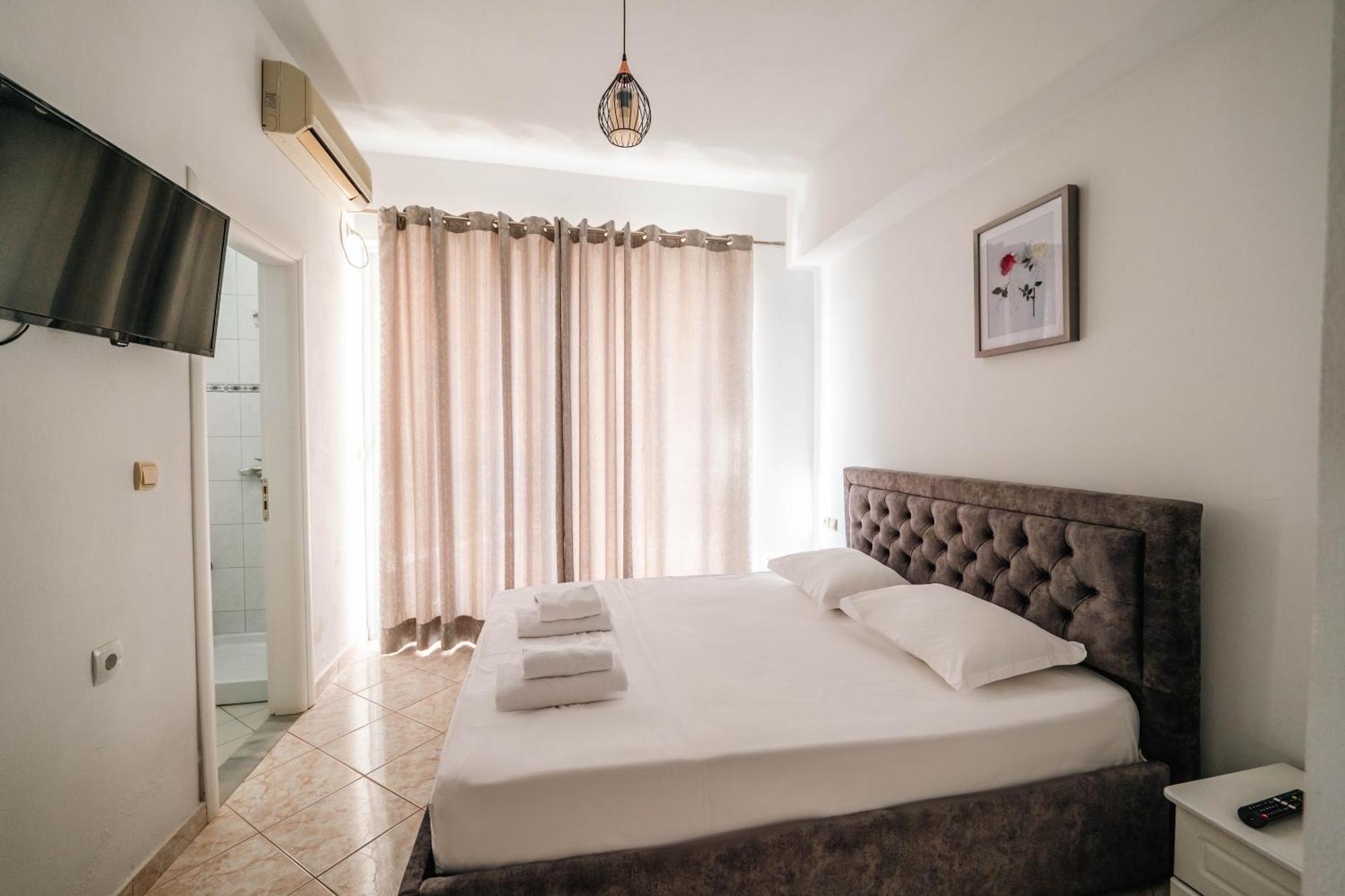 Alnes Hotel Sarandë Esterno foto