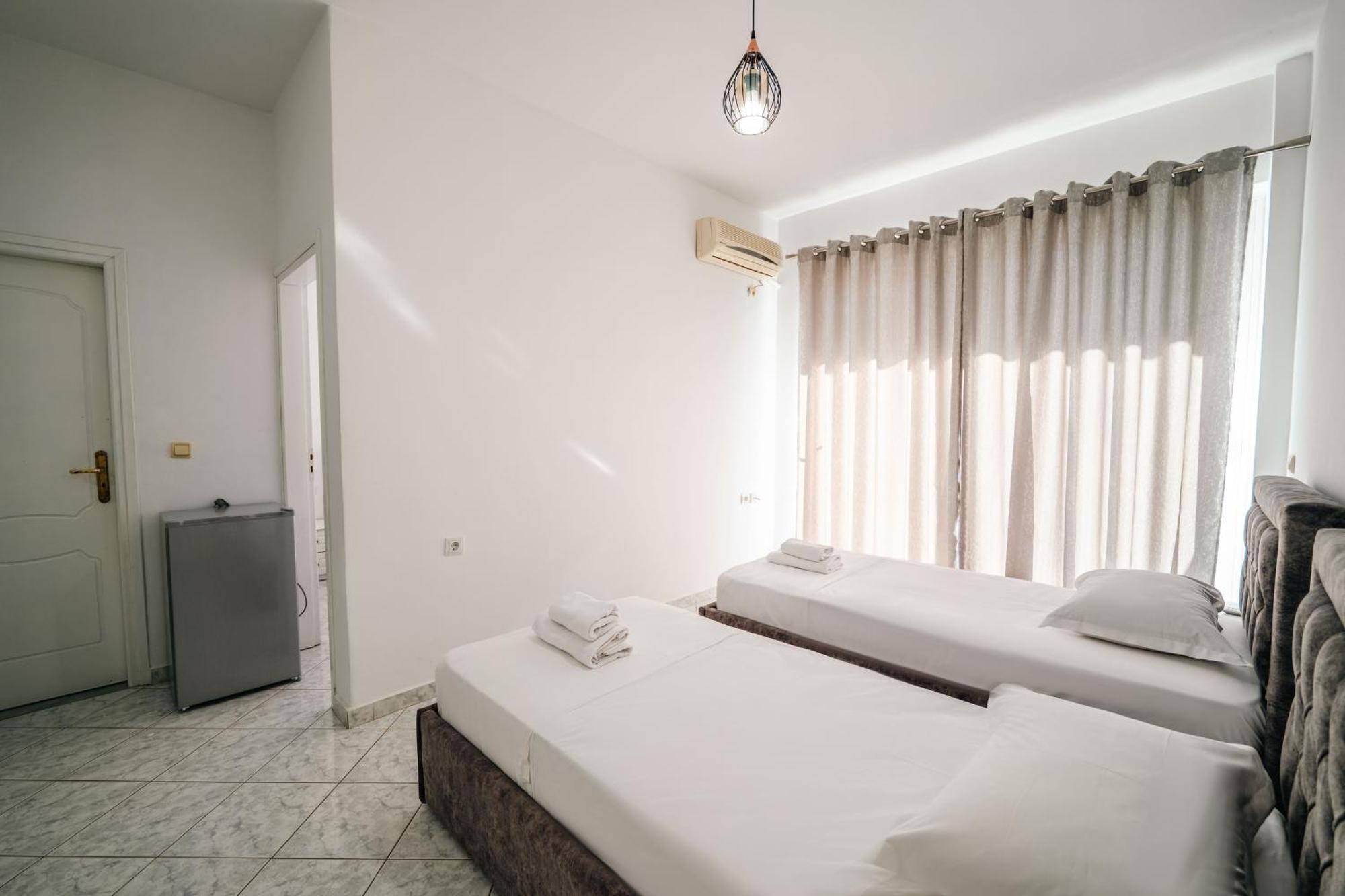Alnes Hotel Sarandë Esterno foto